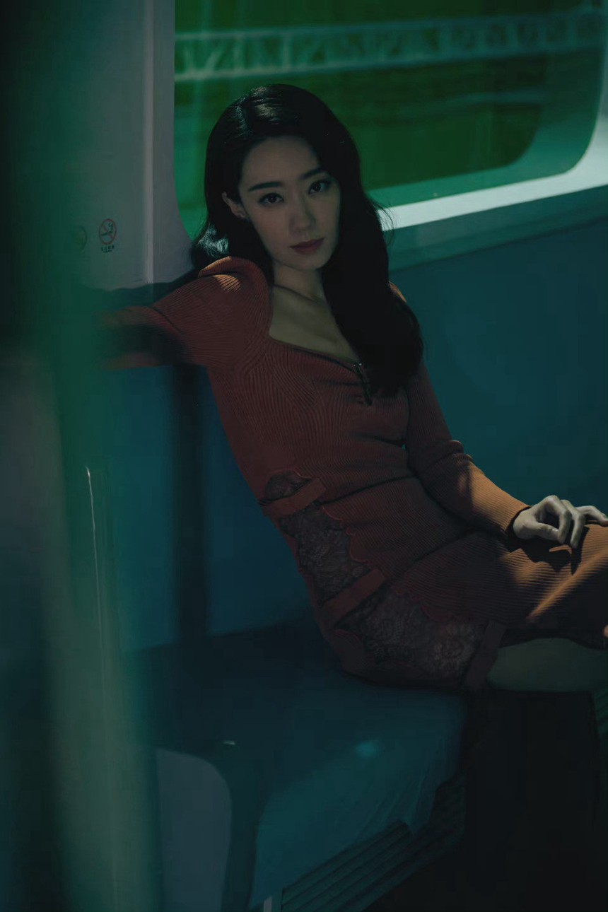 张小斐波浪长发复古港风车厢大片氛围满满