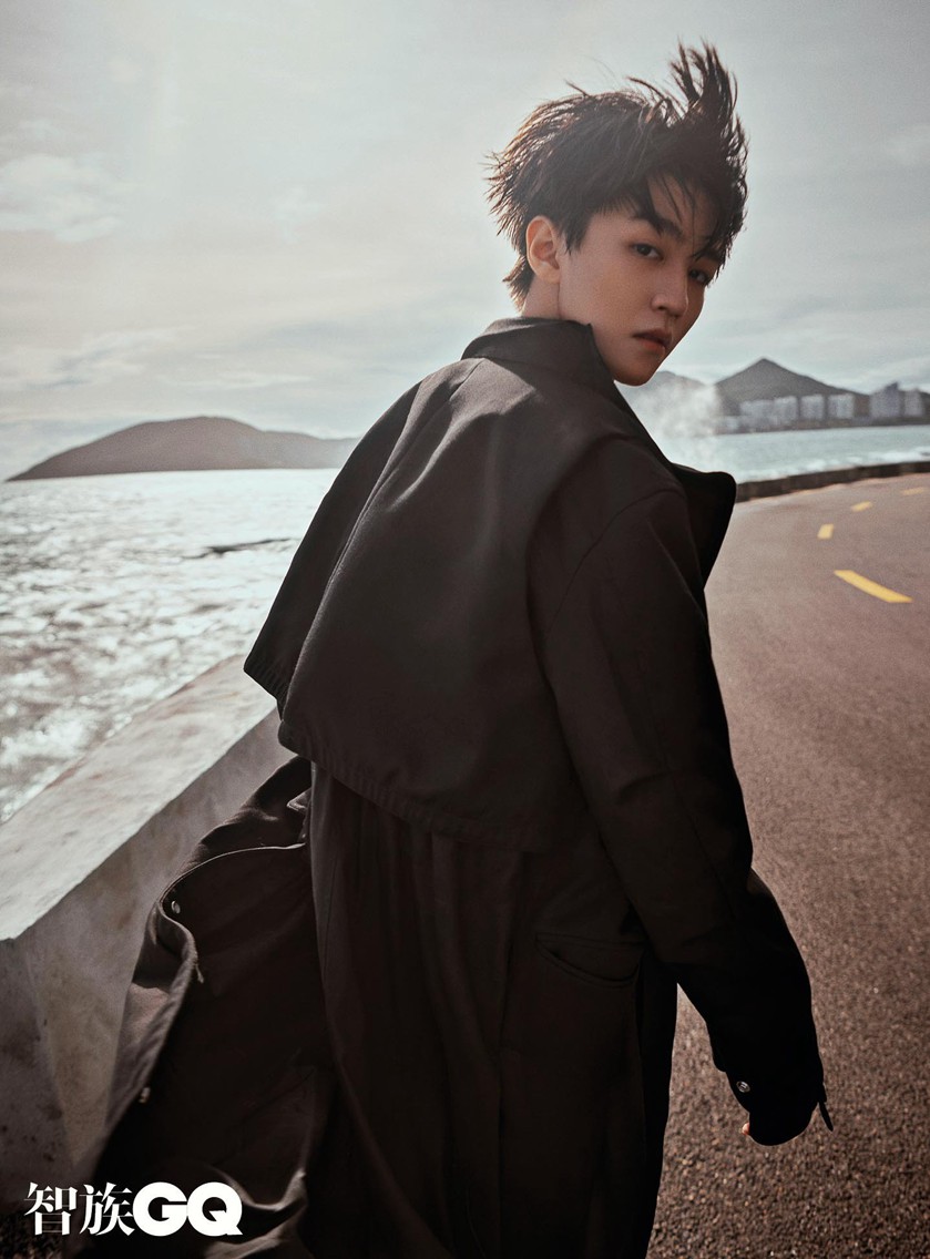 王俊凯GQ杂志海边湿发氛围感封面写真