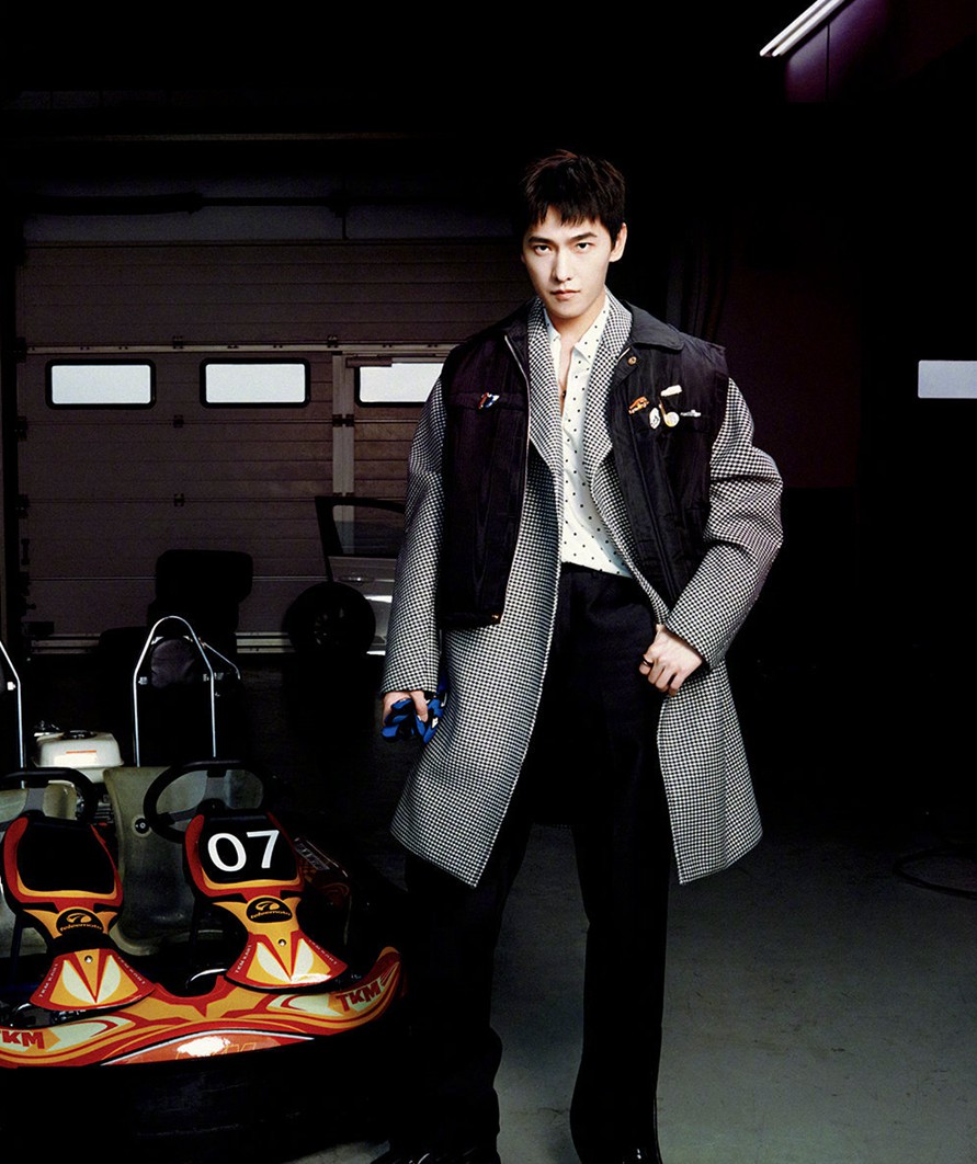 杨洋时尚先生十一月刊封面硬朗式帅气写真