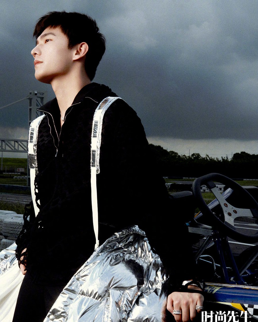 杨洋时尚先生十一月刊封面硬朗式帅气写真