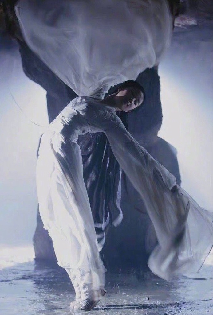 刘亦菲小龙女白衣舞剑旧照唯美仙气