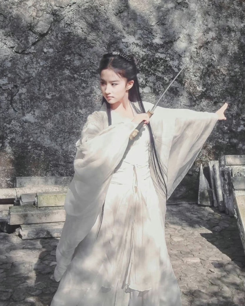 刘亦菲小龙女白衣舞剑旧照唯美仙气