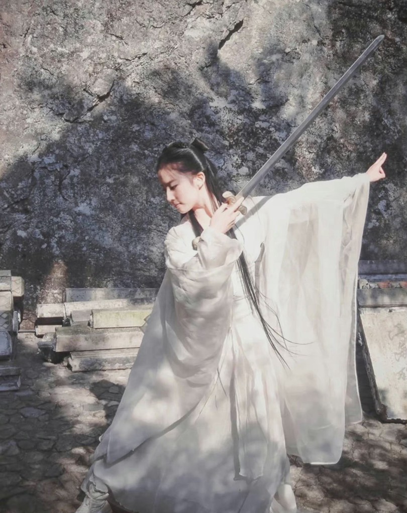 刘亦菲小龙女白衣舞剑旧照唯美仙气