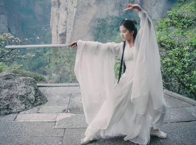 刘亦菲小龙女白衣舞剑旧照唯美仙气