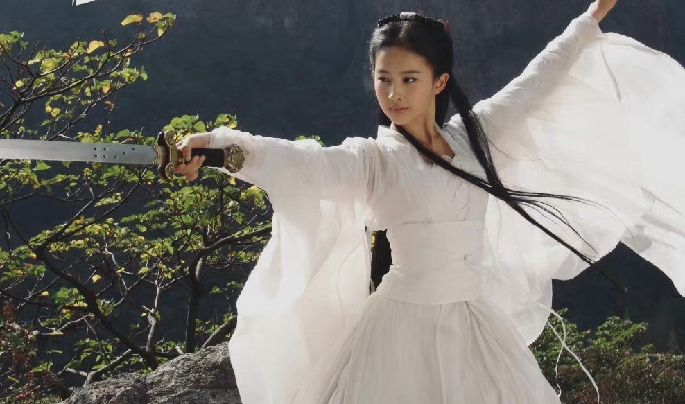 刘亦菲小龙女白衣舞剑旧照唯美仙气