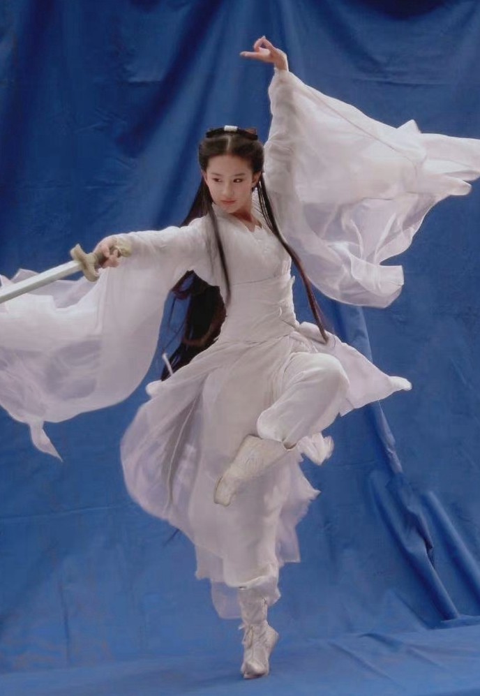 刘亦菲小龙女白衣舞剑旧照唯美仙气