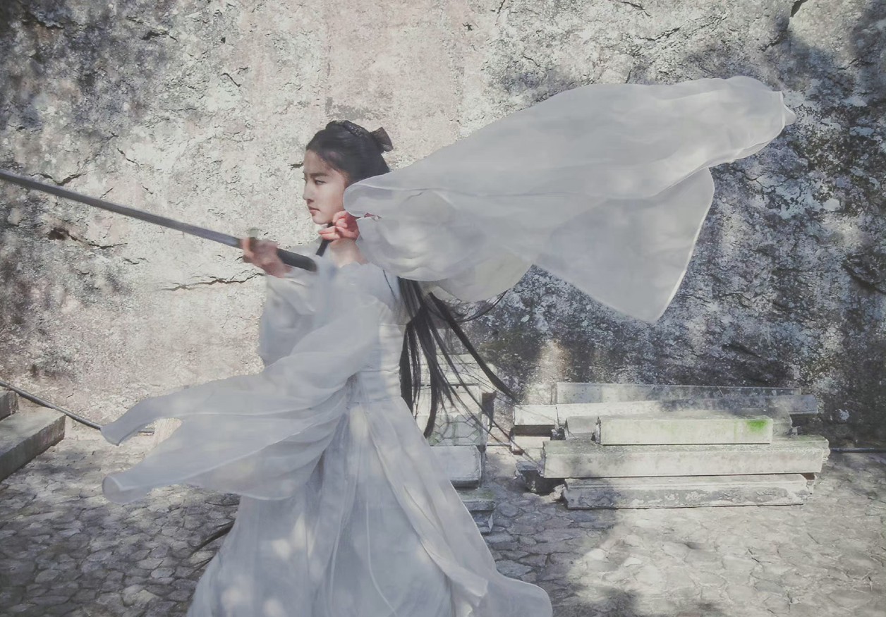 刘亦菲小龙女白衣舞剑旧照唯美仙气