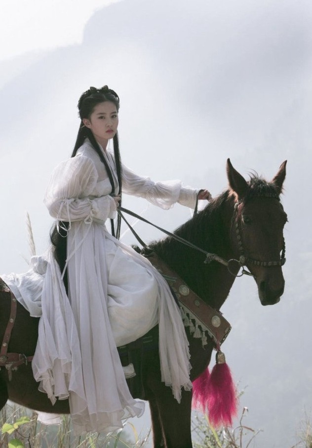 刘亦菲小龙女白衣舞剑旧照唯美仙气