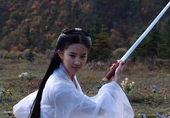 刘亦菲小龙女白衣舞剑旧照唯美仙气