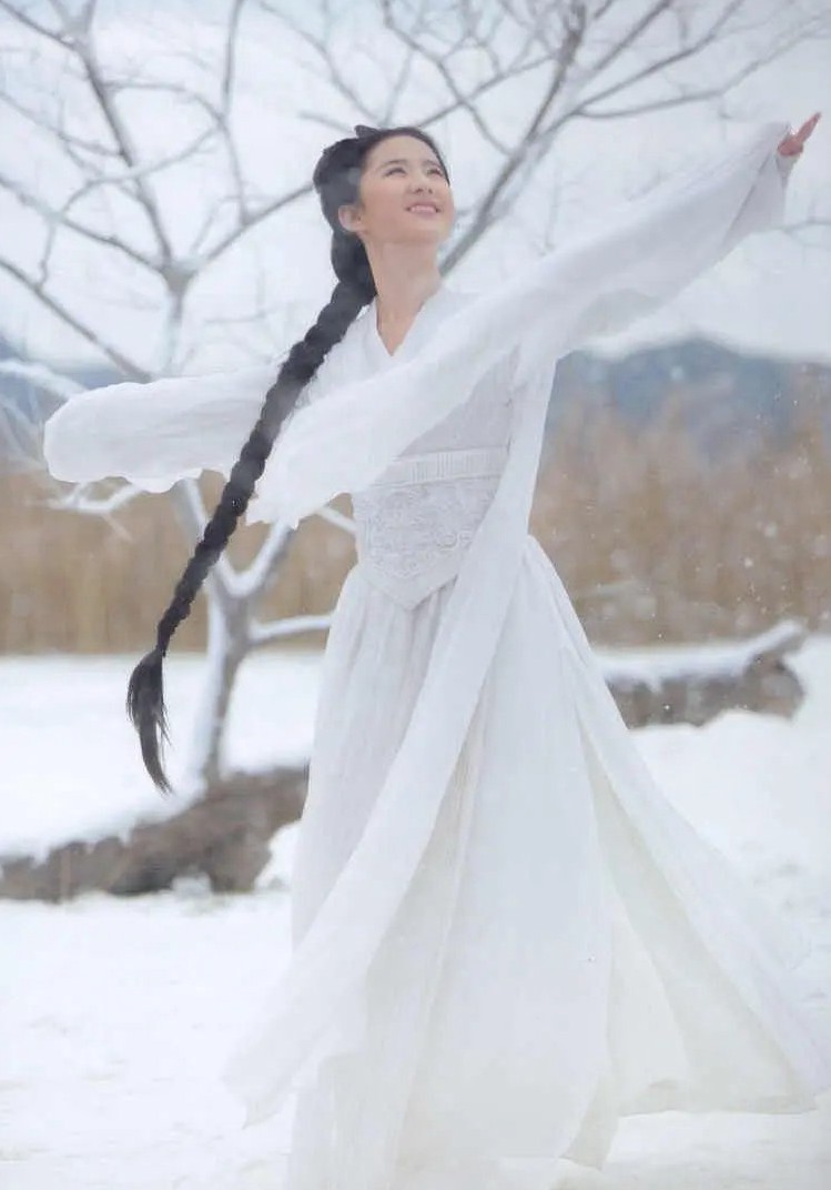 刘亦菲小龙女白衣舞剑旧照唯美仙气