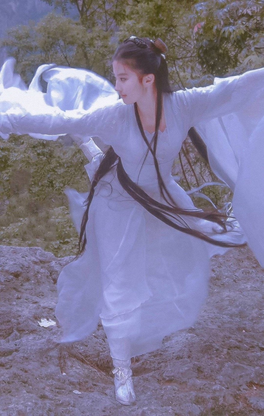 刘亦菲小龙女白衣舞剑旧照唯美仙气