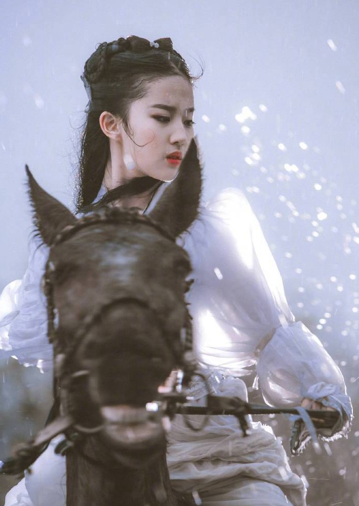 刘亦菲小龙女白衣舞剑旧照唯美仙气