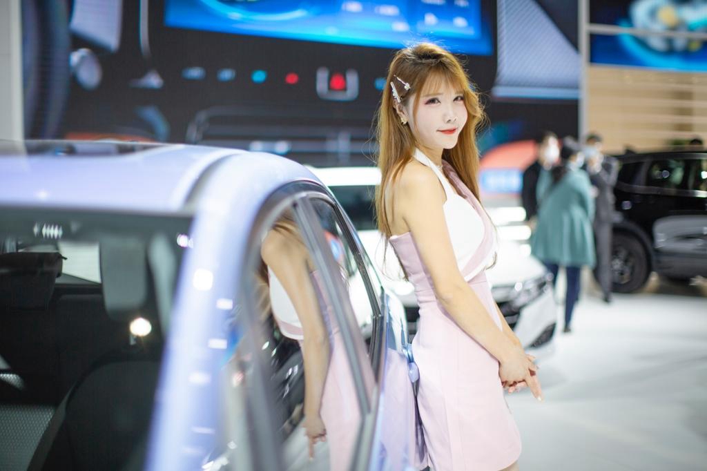 金发美女车模细腰美腿车展私拍