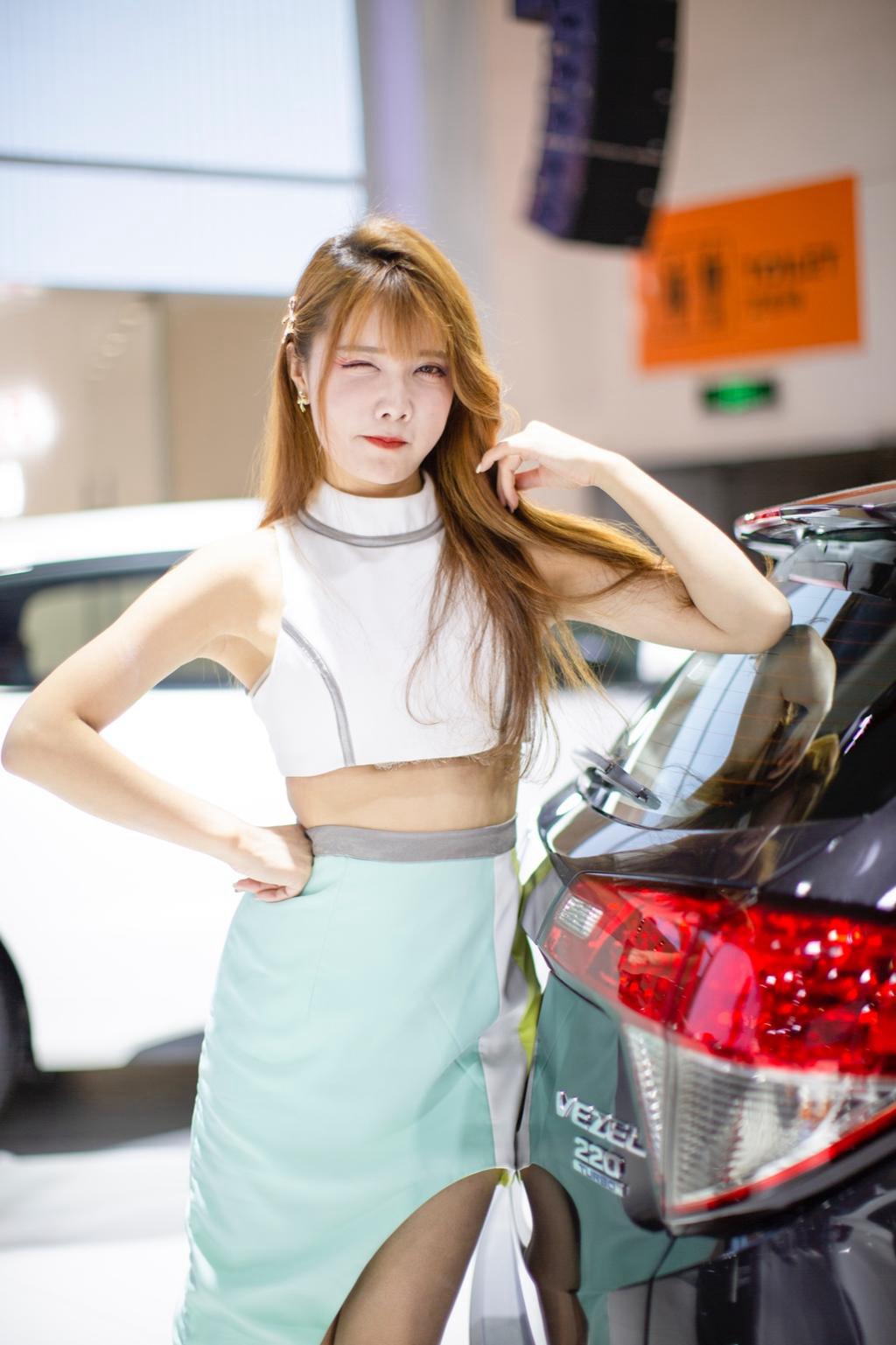 金发美女车模细腰美腿车展私拍