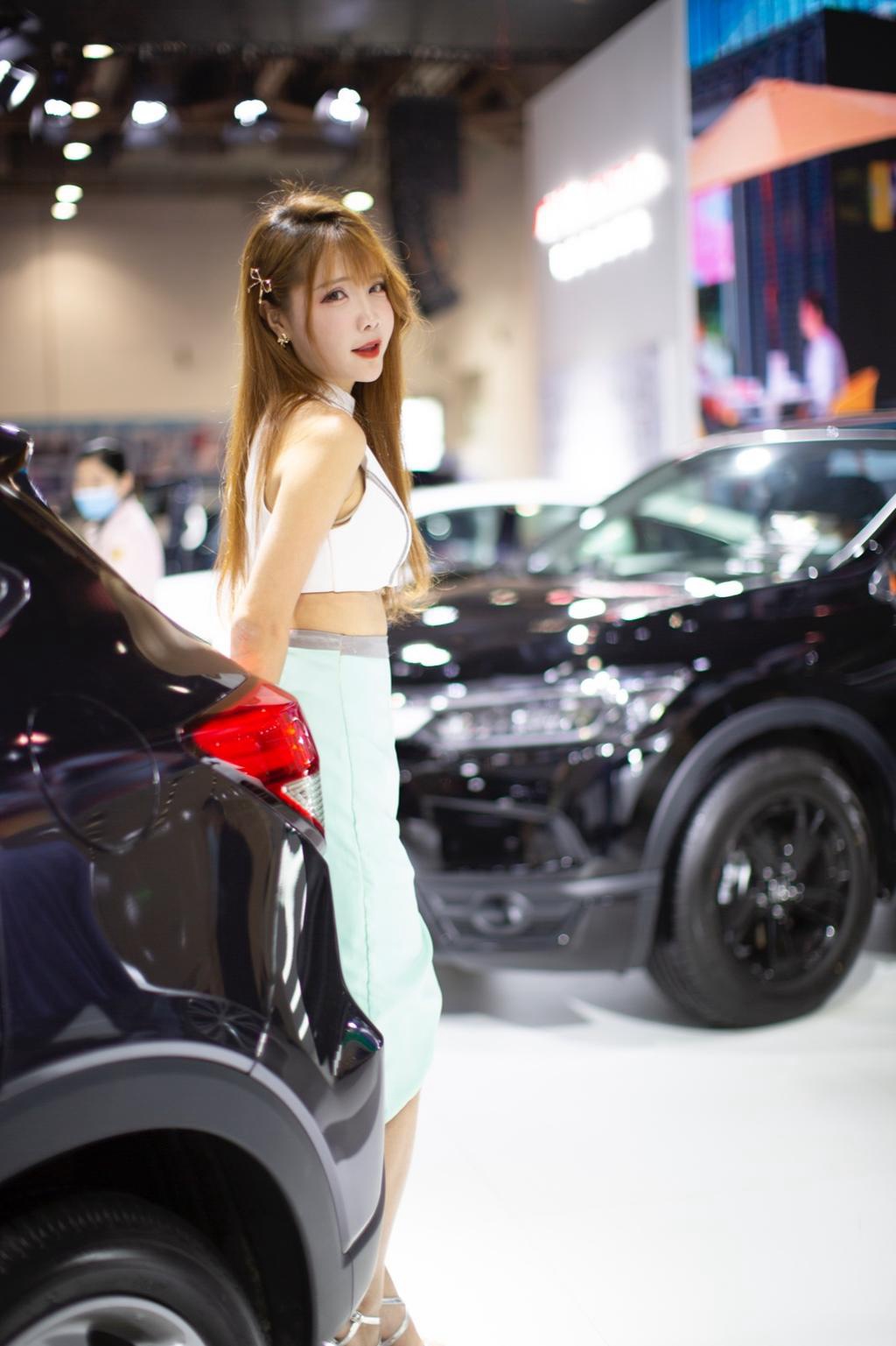 金发美女车模细腰美腿车展私拍