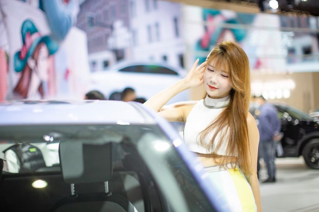 金发美女车模细腰美腿车展私拍