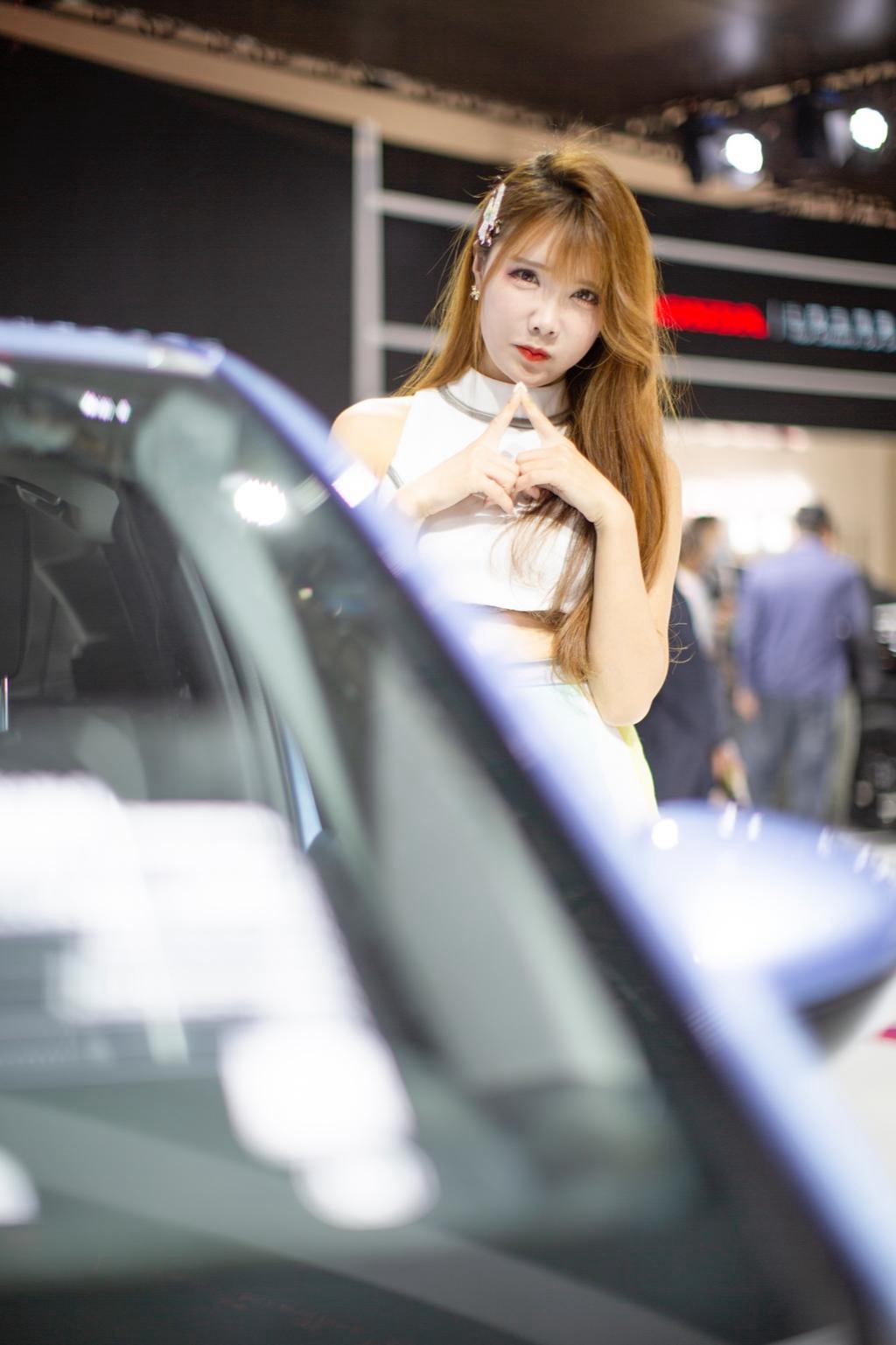 金发美女车模细腰美腿车展私拍