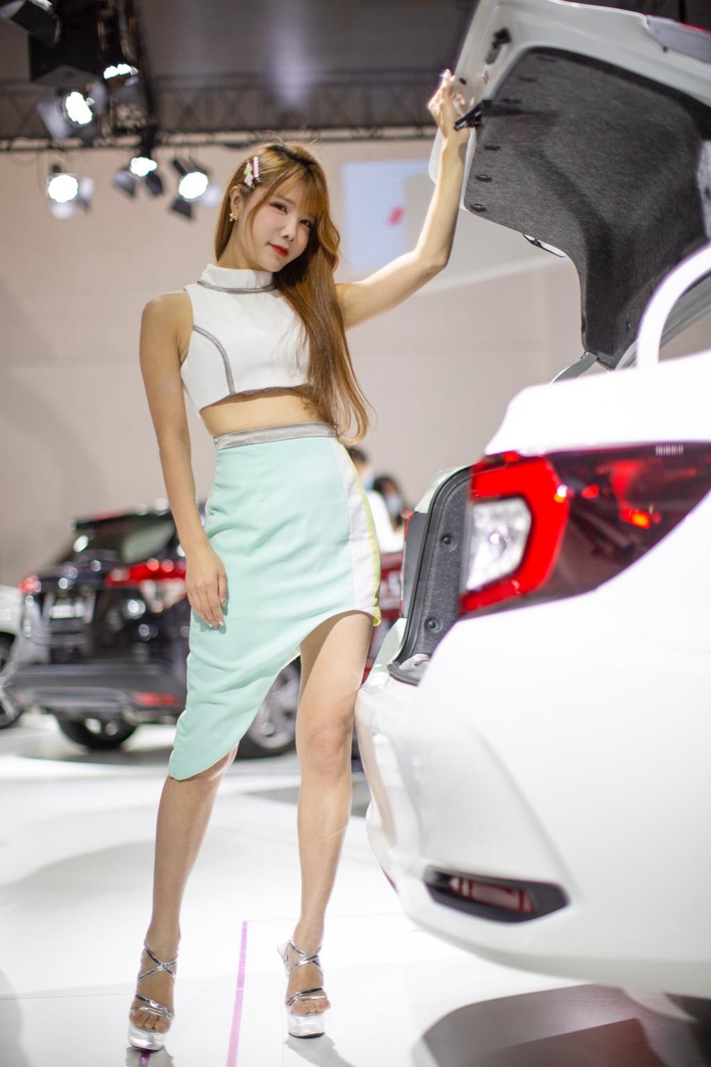 金发美女车模细腰美腿车展私拍