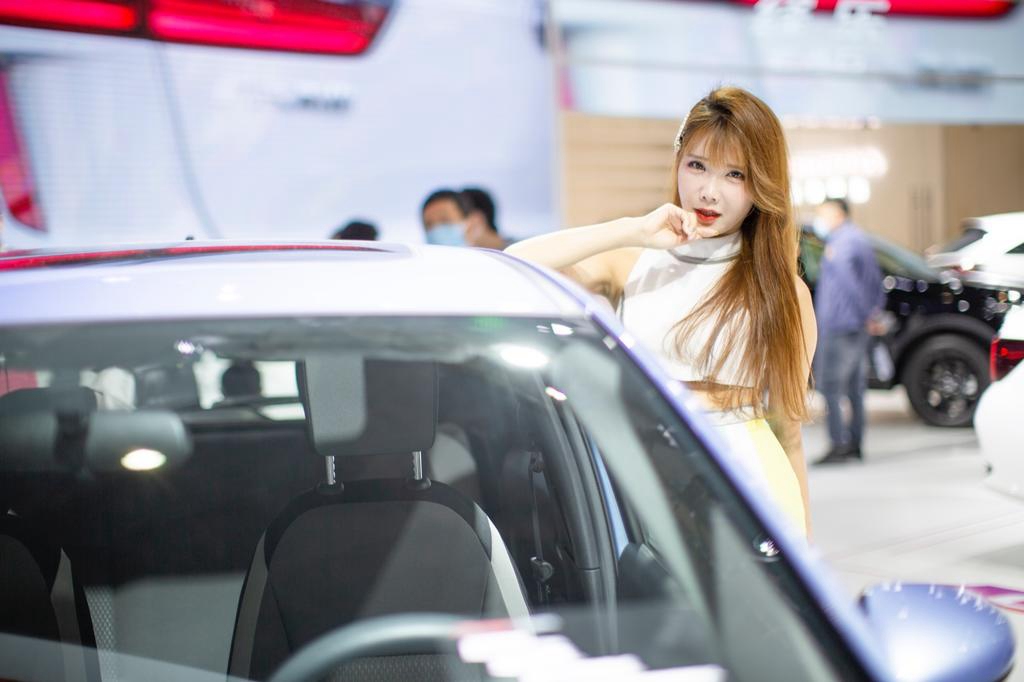 金发美女车模细腰美腿车展私拍