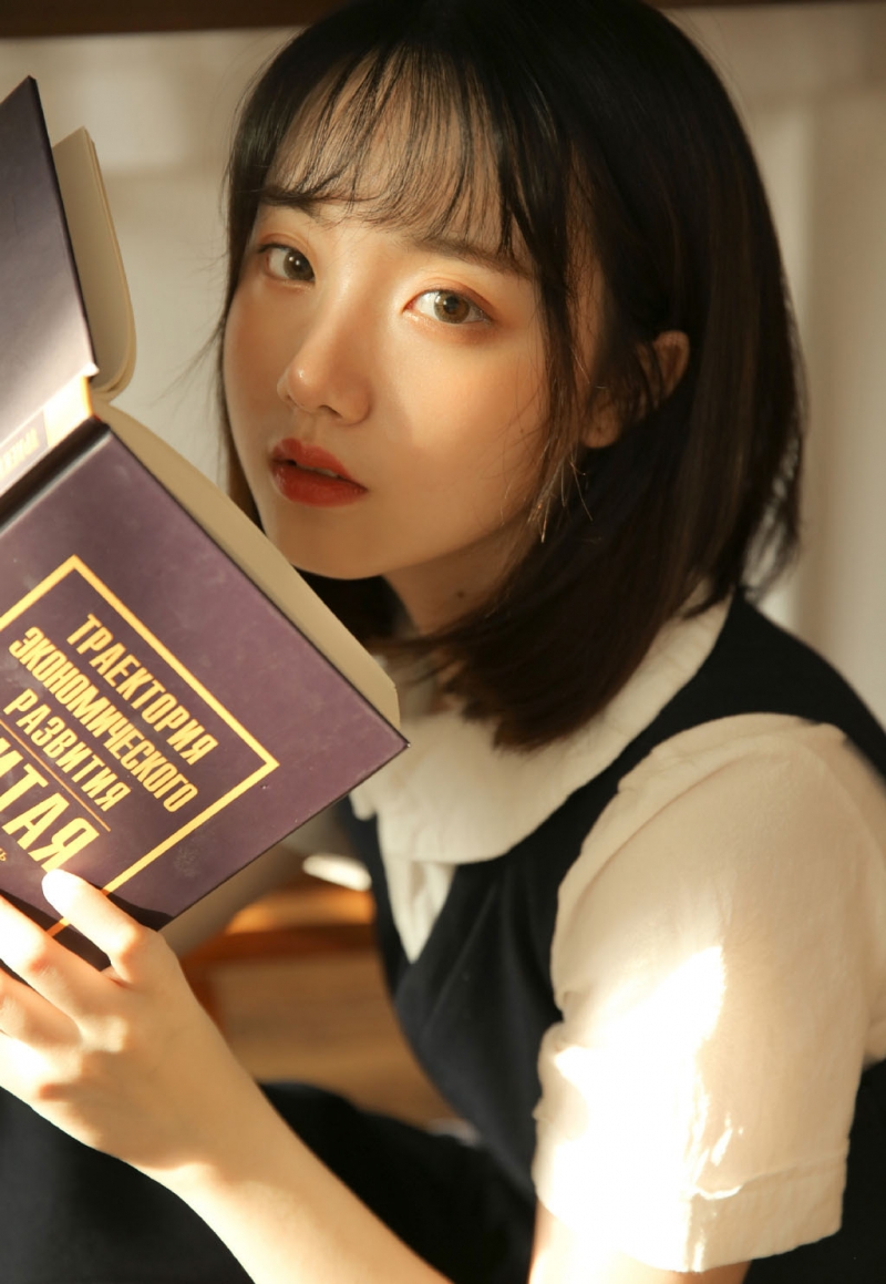 短发美女制服短裙文静乖巧图片