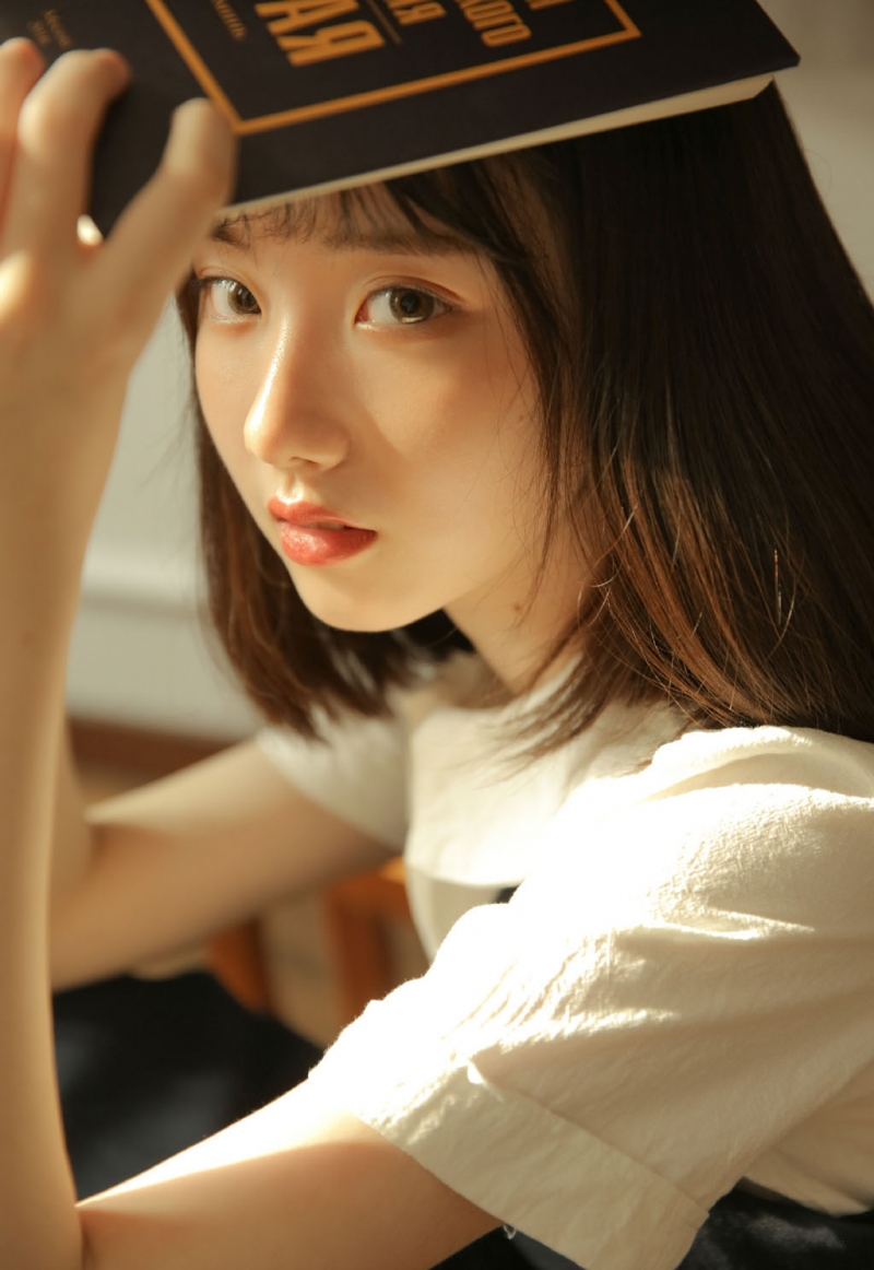 短发美女制服短裙文静乖巧图片