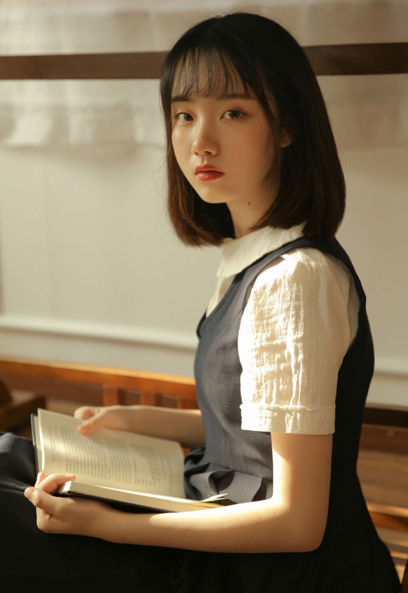 短发美女制服短裙文静乖巧图片