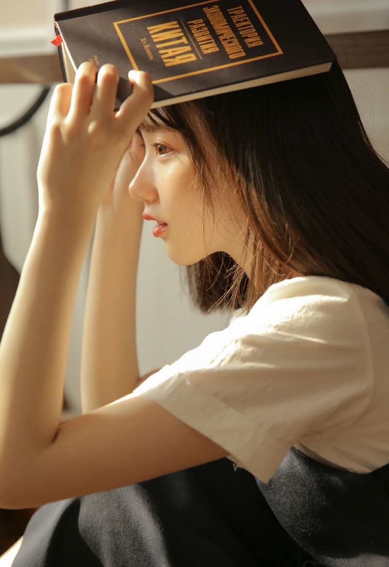 短发美女制服短裙文静乖巧图片