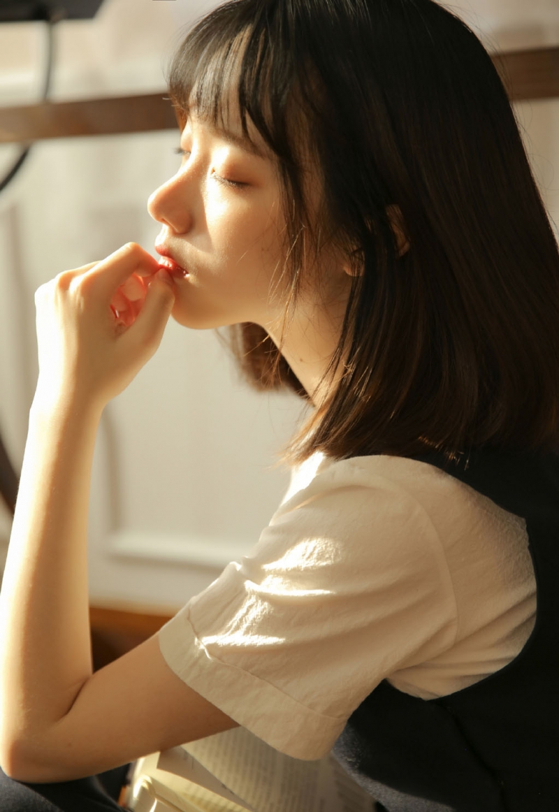 短发美女制服短裙文静乖巧图片