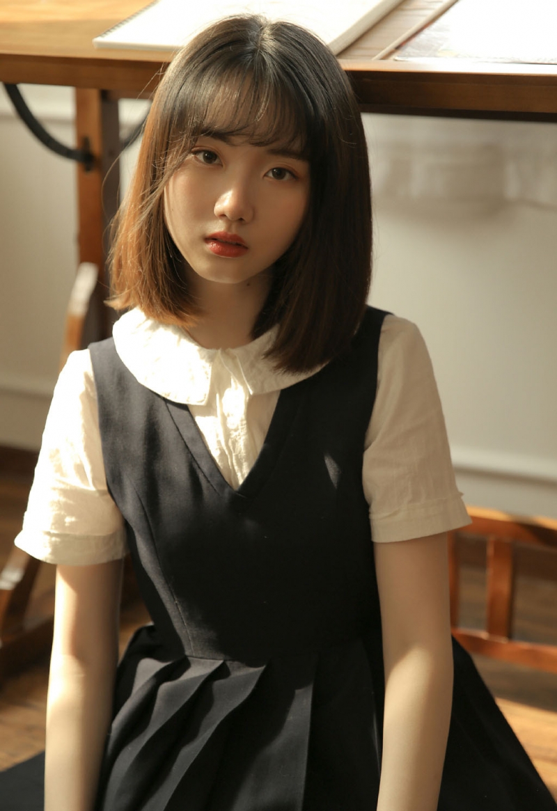 短发美女制服短裙文静乖巧图片