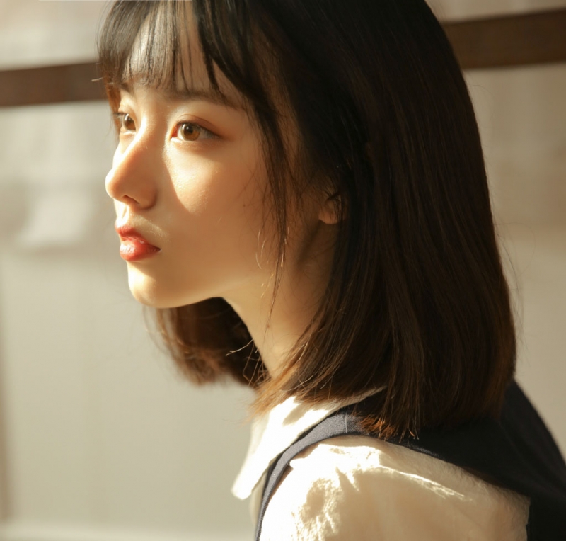 短发美女制服短裙文静乖巧图片