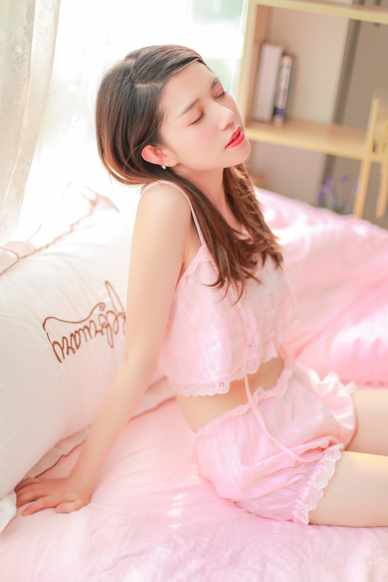 白皙通透小女生小蛮腰大长腿私房照