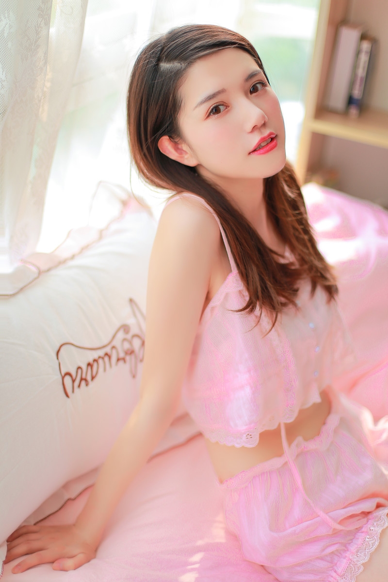 白皙通透小女生小蛮腰大长腿私房照