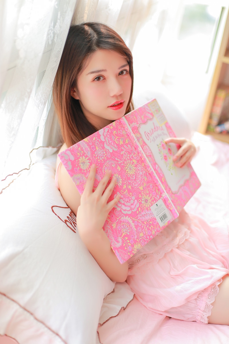 白皙通透小女生小蛮腰大长腿私房照