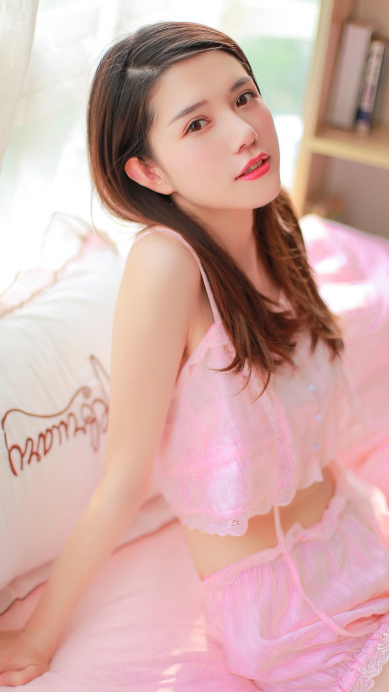 白皙通透小女生小蛮腰大长腿私房照