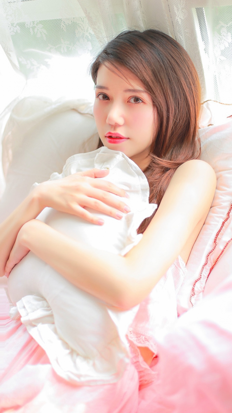 白皙通透小女生小蛮腰大长腿私房照