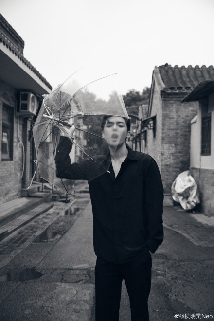 侯明昊全黑造型化身不良校霸写真