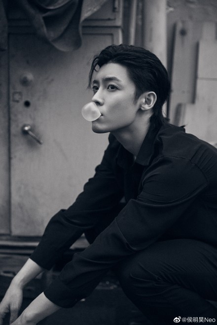 侯明昊全黑造型化身不良校霸写真