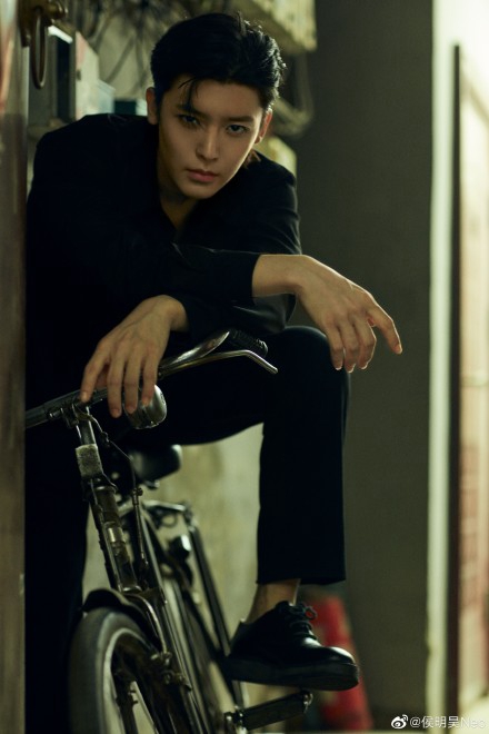 侯明昊全黑造型化身不良校霸写真