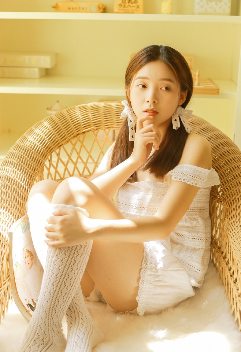 阳光下的美女萝莉白丝美腿图片