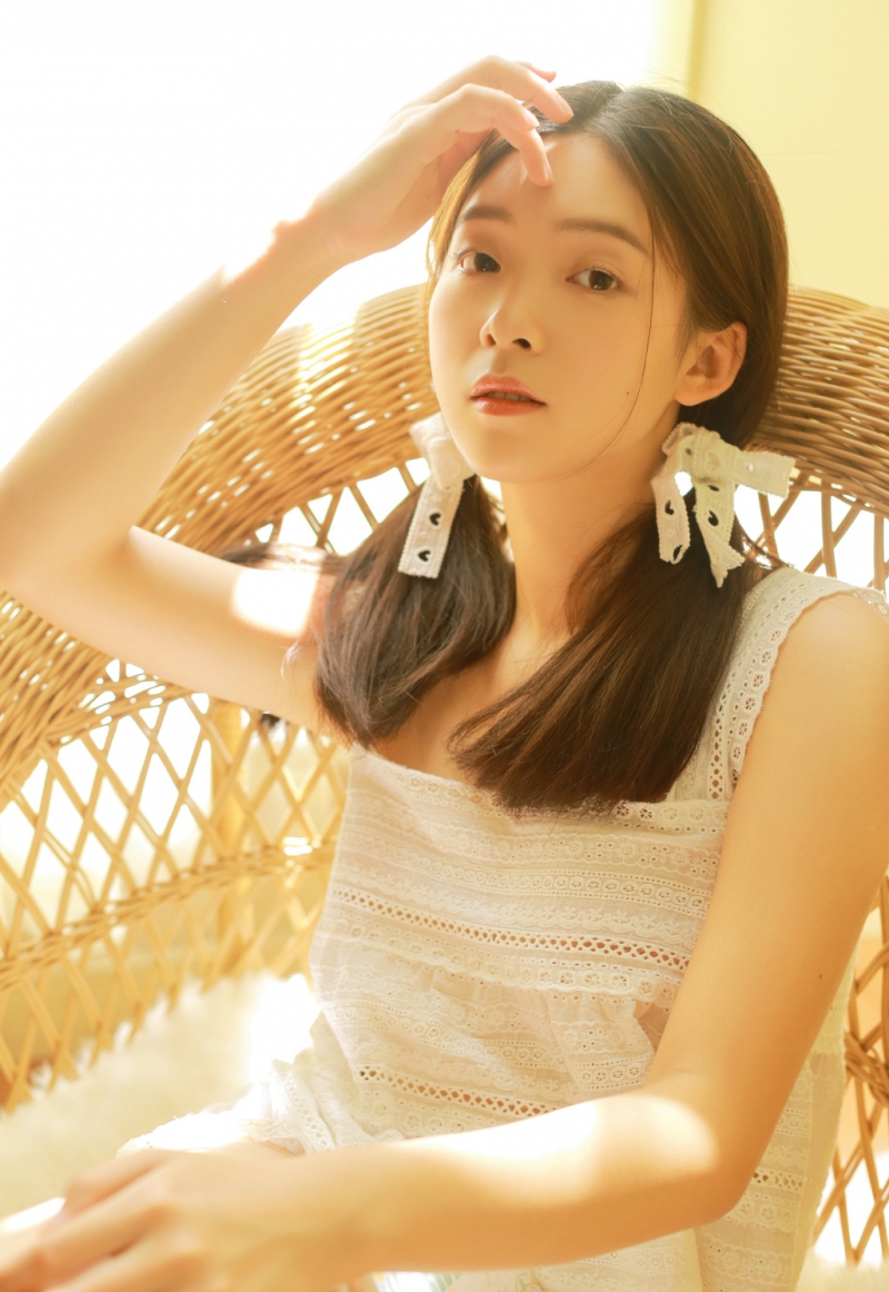 阳光下的美女萝莉白丝美腿图片