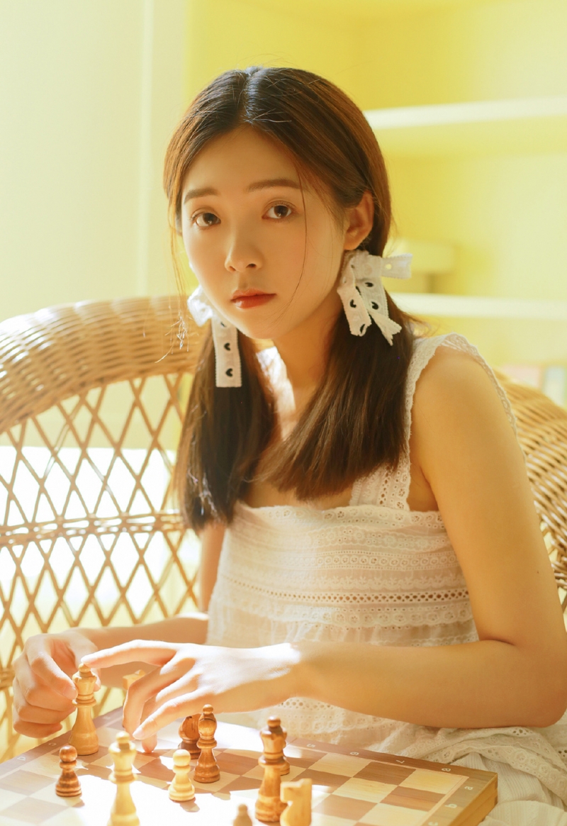 阳光下的美女萝莉白丝美腿图片