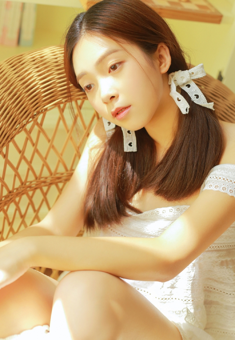 阳光下的美女萝莉白丝美腿图片