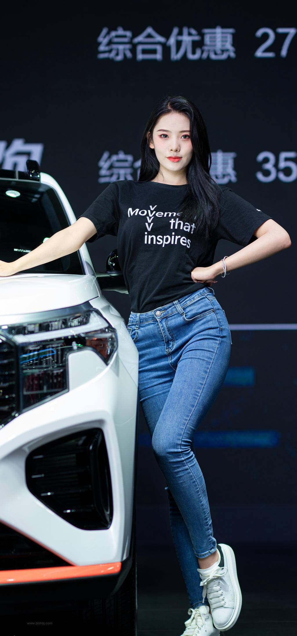 紧身牛仔裤车模性感大长腿套图