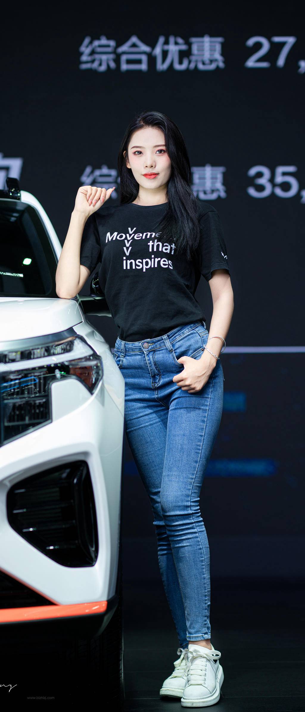 紧身牛仔裤车模性感大长腿套图