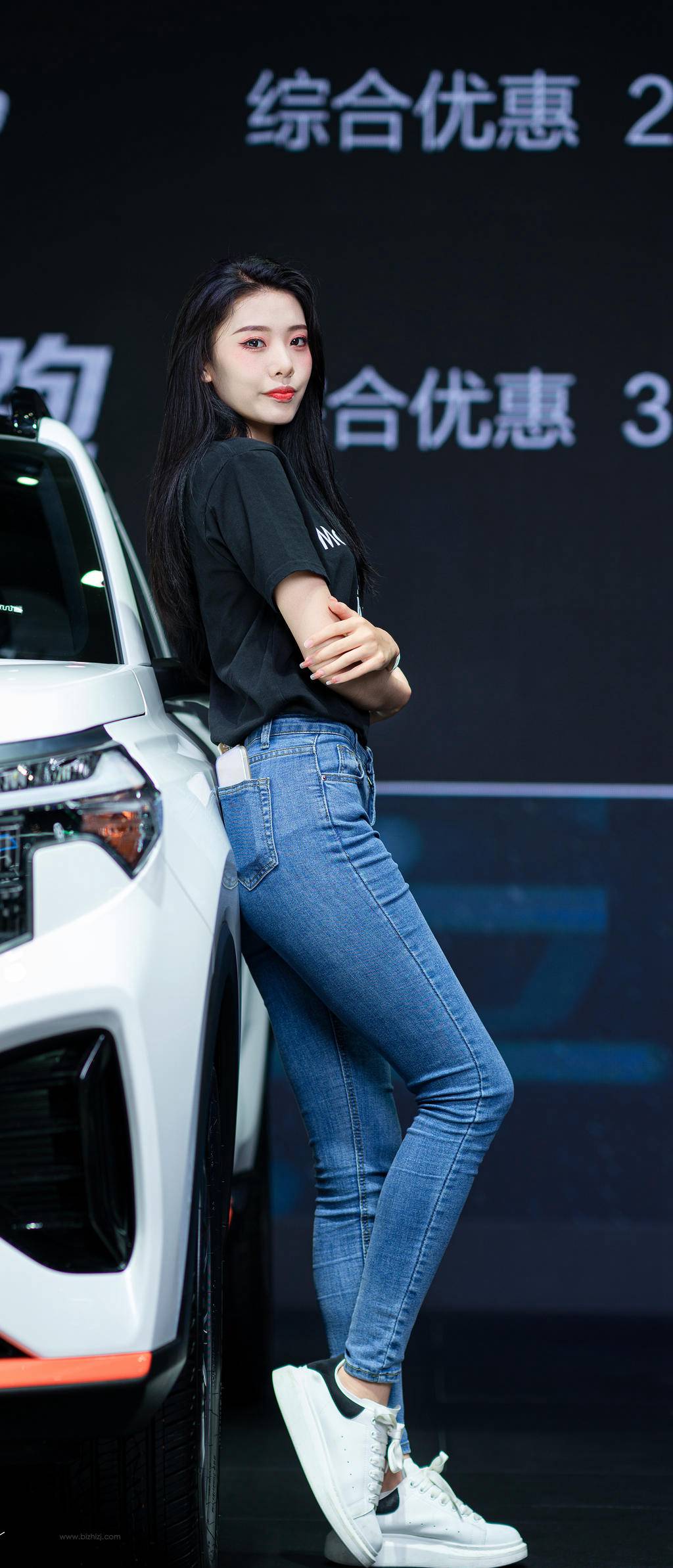 紧身牛仔裤车模性感大长腿套图