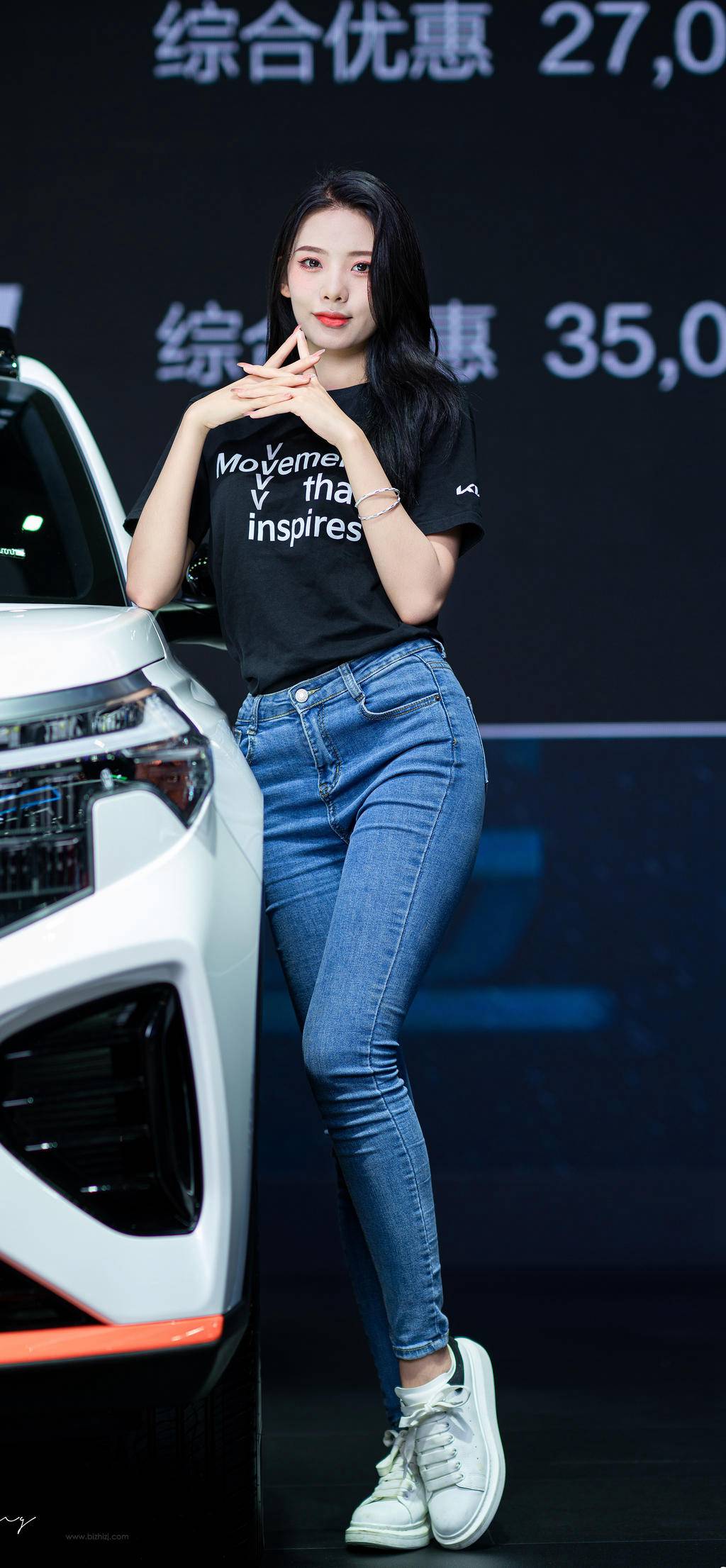 紧身牛仔裤车模性感大长腿套图