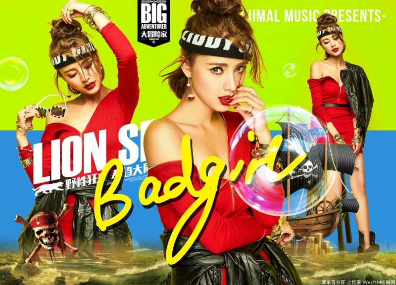 金发女郎香肩美腿性感火辣套图