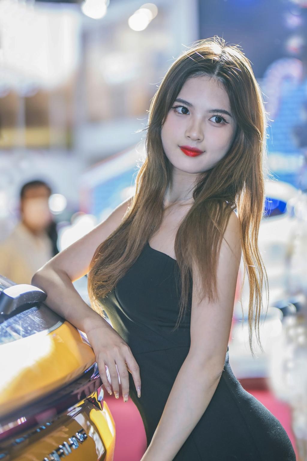 美女车模前凸后翘性感火辣私拍