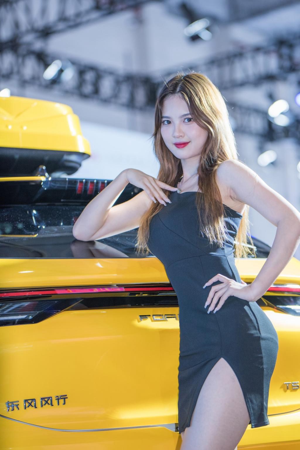 美女车模前凸后翘性感火辣私拍