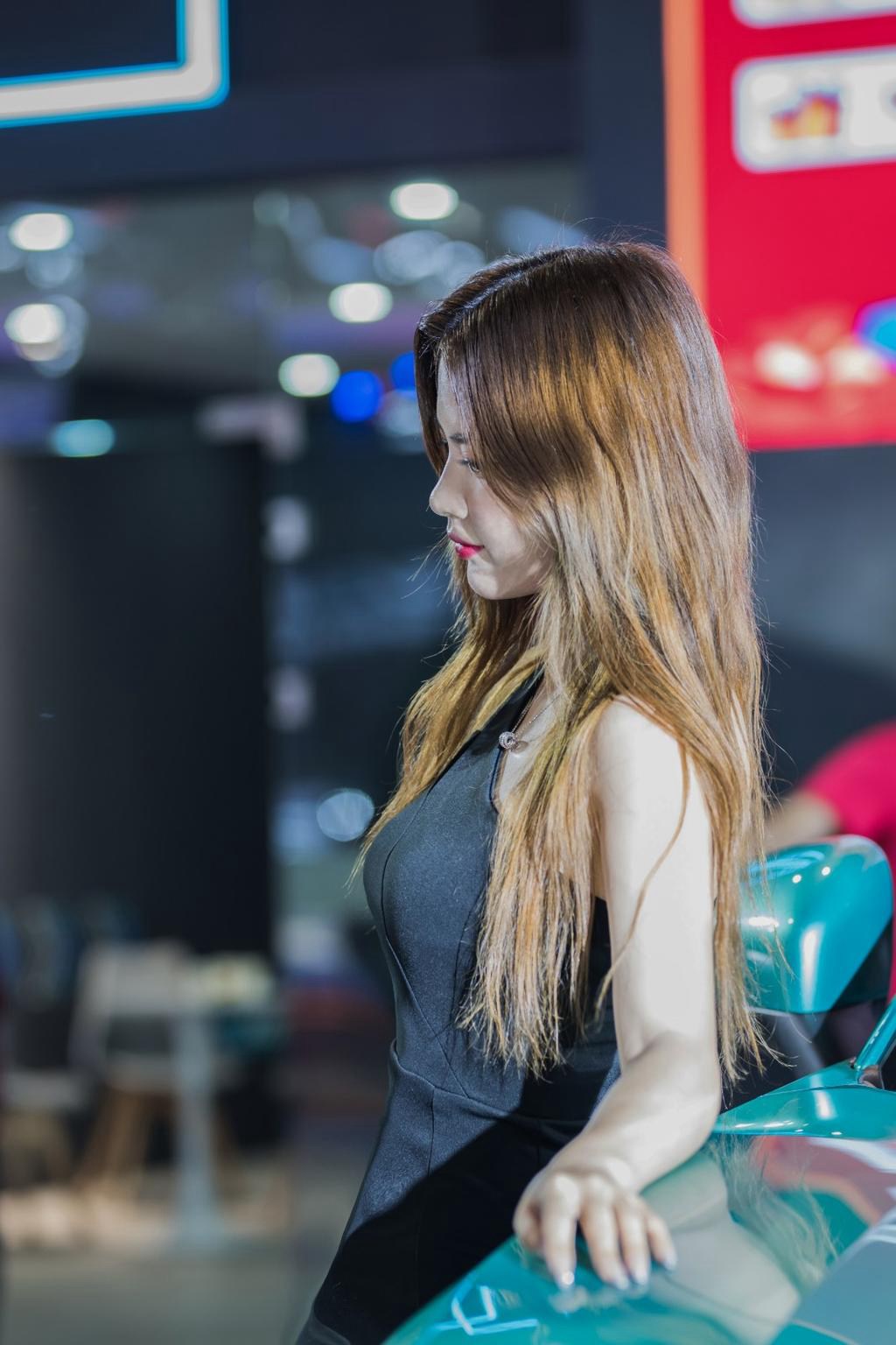 美女车模前凸后翘性感火辣私拍